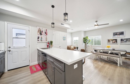 Midway City Condo | Disney Luxury 3 Bedroom - Comfortable 12 Guests + EV