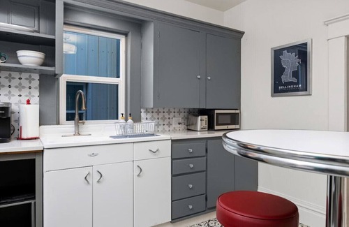 Columbia Apartment | District Suite in the Fountain District of Bellingham