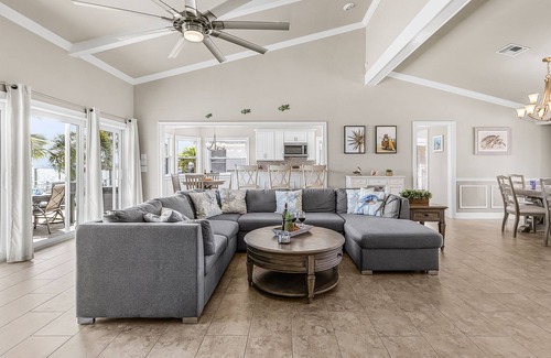 Caloosahatchee House | Dive into Fun & Tropical Vibes at Beach Retreat - Coral Beach Dream