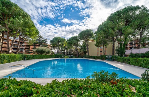 Mandelieu-La-Napoule Apartment | Djoby Lodge - Appartement climatisé et piscine partagée