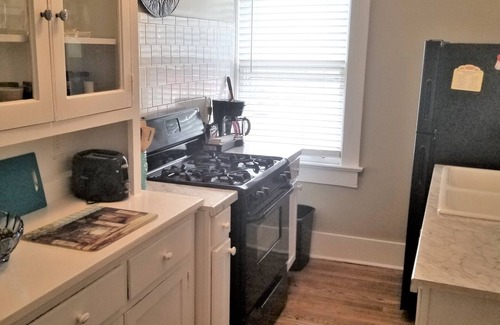 Central Gardens Apartment | Dlx King 1 Bd, Huge Balcony, Washer & Dryer