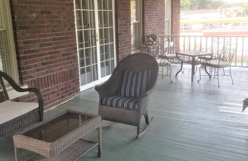 Central Gardens Apartment | Dlx King 1 Bd, Huge Balcony, Washer & Dryer