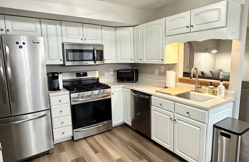 Westfield House | Dntwn Westfield - 10 mins to Grand Park -Sleeps 12 - Walk to restaurants!