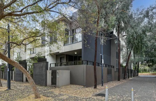 Docklands Apartment | Docklands Serenity - 4BR2Bath