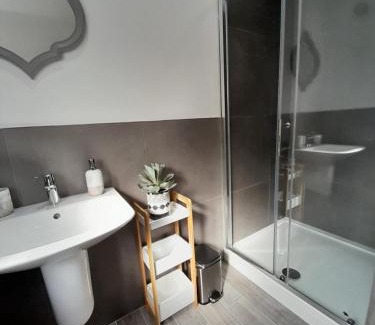 Melton Mowbray House | Doctors lane Stylish 3 Bedroom Family House with Parking