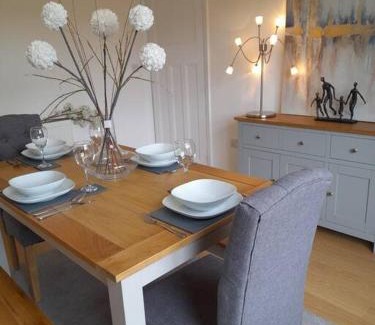 Melton Mowbray House | Doctors lane Stylish 3 Bedroom Family House with Parking