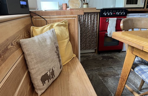 Airton Cottage | DOFFERS COTTAGE, character holiday cottage, with open fire in Airton