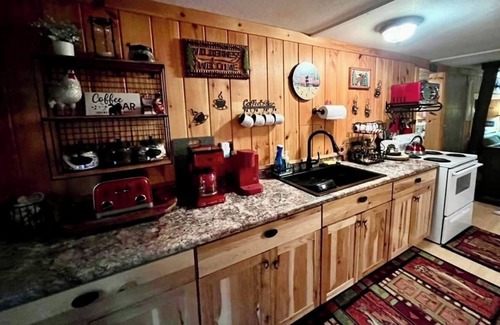 Madison Cottage | Dog 🐾 3 bedroom 5 bed cottage - Sleeps 8 Private lake community 0.5 mls to water