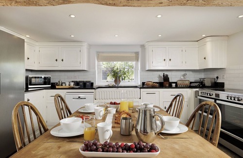 Lechlade Cottage | Dog friendly holiday home with a hot tub - Green Farm