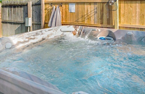 Lodi Cabin | Dog friendly cabin w/private hot tub & breakfast delivered daily!