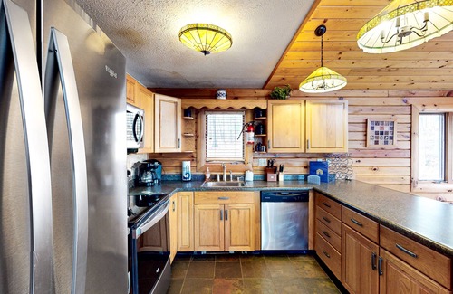 Paradise Point Cabin | Dog-friendly cabin with private hot tub, Ping-Pong & lake views