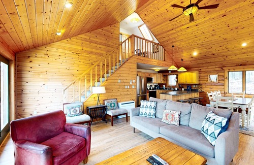 Paradise Point Cabin | Dog-friendly cabin with private hot tub, Ping-Pong & lake views