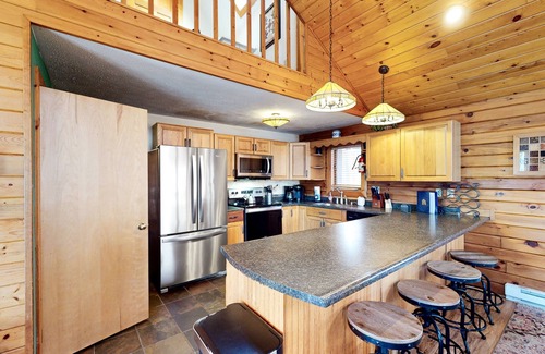 Paradise Point Cabin | Dog-friendly cabin with private hot tub, Ping-Pong & lake views
