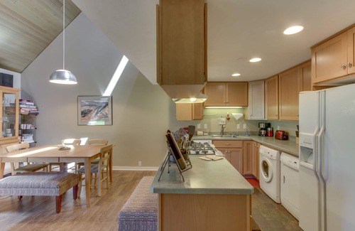 Overlook Park Condo | Dog-friendly condo with 6 SHARC passes & great golf course views