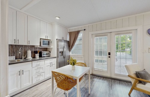 South Seminole Heights Cottage | Dog-friendly cottage near downtown Tampa & attractions with central AC & W/D
