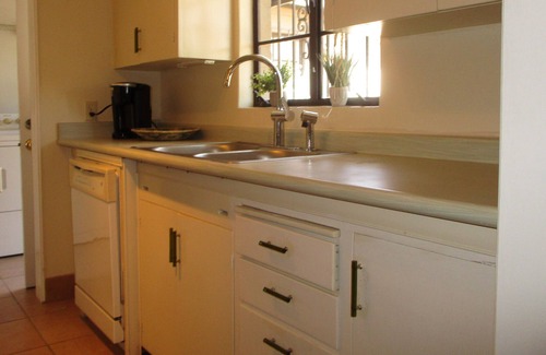 North University Cottage | Dog-Friendly Cottage to yourself, fully fenced yard. No dog fee.
