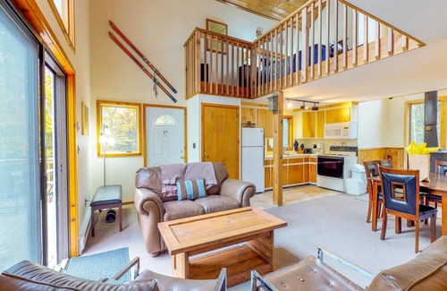 Killington House | Dog-Friendly Cottage with Deck & Beautiful Views - Close to Golf, Skiing & Trail