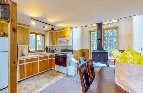 Killington House | Dog-Friendly Cottage with Deck & Beautiful Views - Close to Golf, Skiing & Trail