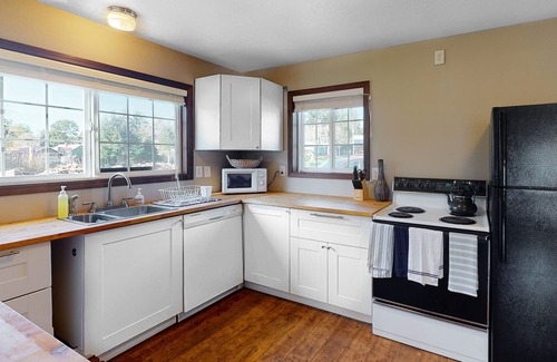 Netarts House | Dog-Friendly Cottage w/Deck, WiFi & Washer/Dryer - Near Beaches, Clamming