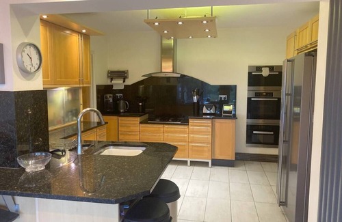Forest of Dean House | Dog-Friendly Country Home | Woodburner & Hot Tub!