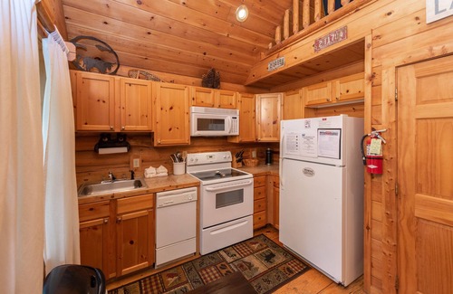 Thayerville Cabin | Dog Friendly Deep Creek Hideaway w/Fireplace