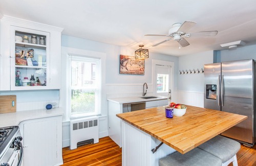 East Greenwich House | Dog Friendly Downtown East Greenwich Cottage