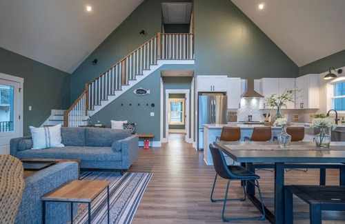 Lake Oconee Cabin | Dog Friendly, Game Room, Kayaks, Dock, SUP Boards