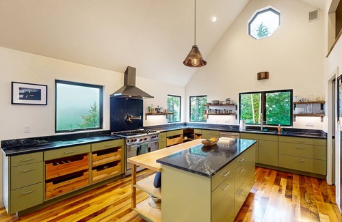 Florence House | Dog-friendly gem on 10 acres with sweeping view - minutes to Oregon Dunes