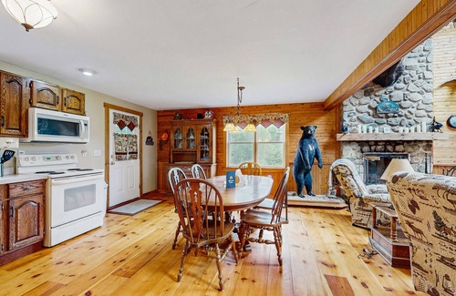 Jefferson House | Dog-friendly home with huge yard & fireplaces - near swimming hole, snowmobiling
