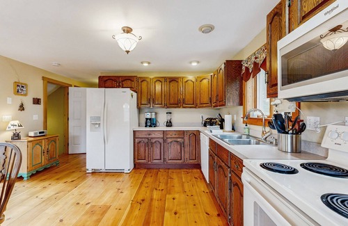 Jefferson House | Dog-friendly home with huge yard & fireplaces - near swimming hole, snowmobiling