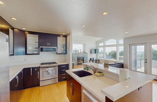 Oceanside House | Dog-friendly home with ping-pong, firepit, & ocean views
