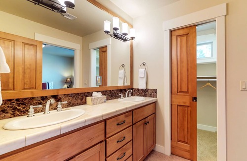 Sagewood House | Dog-friendly home with private hot tub, sauna, furnished patio & fenced yard