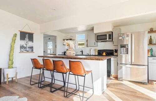 Yucca Valley House | Dog Friendly +Hot Tub +Pool +Fire Pit +King Beds