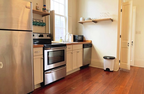 Bywater Apartment | Dog friendly! King Bed! 💜 of vibrant Bywater. Near French Quarter.