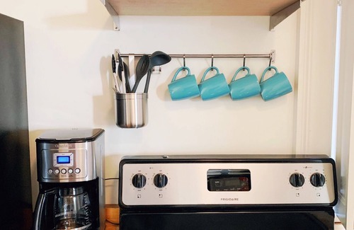 Bywater Apartment | Dog friendly! King Bed! 💜 of vibrant Bywater. Near French Quarter.