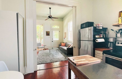 Bywater Apartment | Dog friendly! King Bed! 💜 of vibrant Bywater. Near French Quarter.