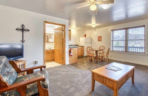 Waynesville Apartment | Dog-friendly, lake-view home with shared pool, tennis, WiFi, & kitchenette