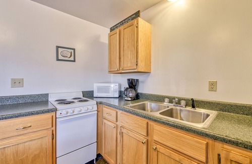 Waynesville Apartment | Dog-friendly, lake-view home with shared pool, tennis, WiFi, & kitchenette