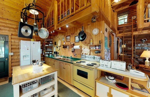 Rockwood Cabin | Dog-Friendly Lakefront Log Cabin with Peaceful Atmosphere, Dock & Boat Launch