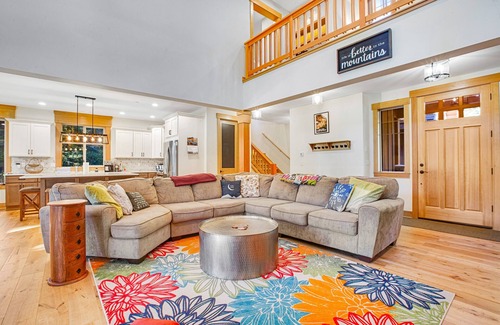 Cle Elum House | Dog-friendly lodge with hot tub, beautiful setting, Ping-Pong & air hockey