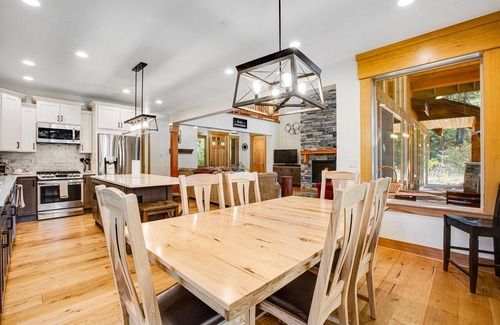 Cle Elum House | Dog-friendly lodge with hot tub, beautiful setting, Ping-Pong & air hockey