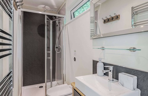 Toppesfield Cabin | Dog-Friendly Luxury Lodge: Retreat from City to Country Bliss with Hot Tub