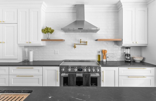East Marion House | Dog-friendly modern charmer with wood-burning fireplace, grill, W/D, and AC