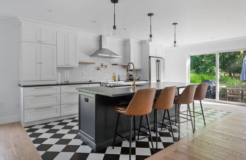 East Marion House | Dog-friendly modern charmer with wood-burning fireplace, grill, W/D, and AC