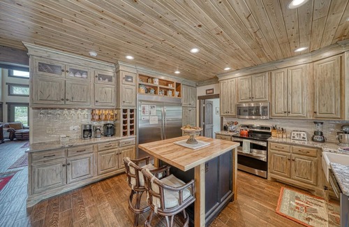 Whitepine House | Dog friendly Monarch Retreat!