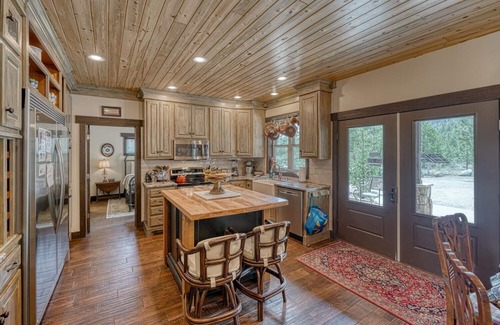 Whitepine House | Dog friendly Monarch Retreat!
