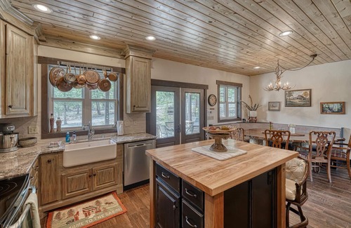 Whitepine House | Dog friendly Monarch Retreat!