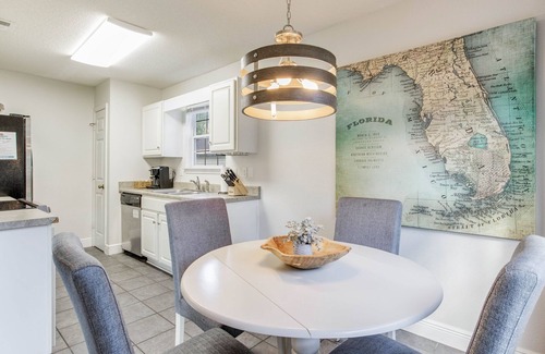 Ferry Pass House | Dog-Friendly stay less than 10 mins from UWF