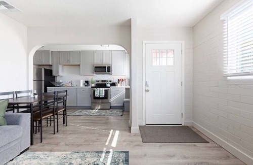 Gilbert Apartment | Dog Friendly | Walk to Downtown Gilbert | King Bed