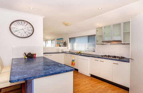 Beachmere House | Dog Lovers Retreat - Beachmere